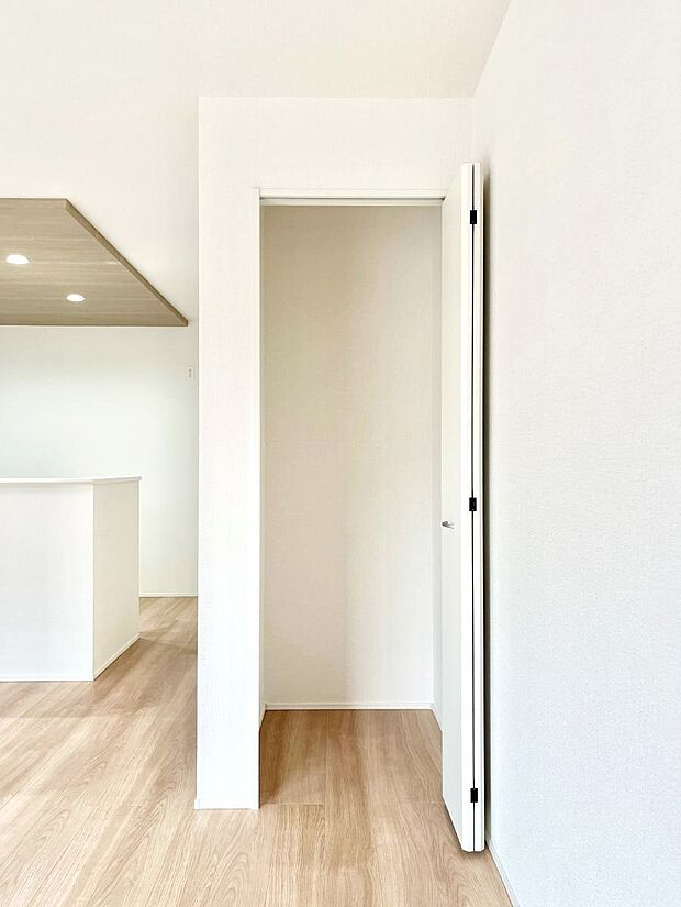 【リビング収納】リビング収納。ここに収納があると物が集まるLDKがスッキリ片付きそうですね。  