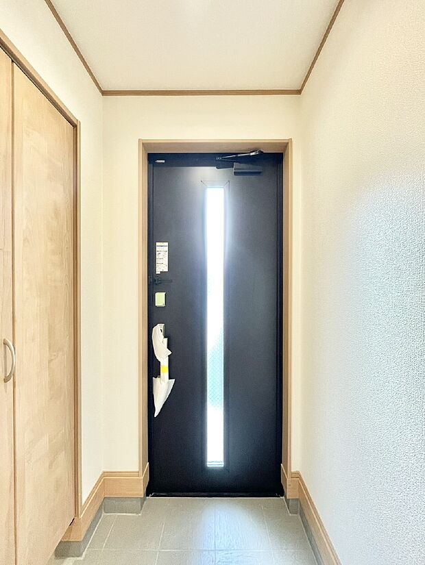 【玄関】ガラススリットの入った玄関ドアが室内に光を届けてくれます