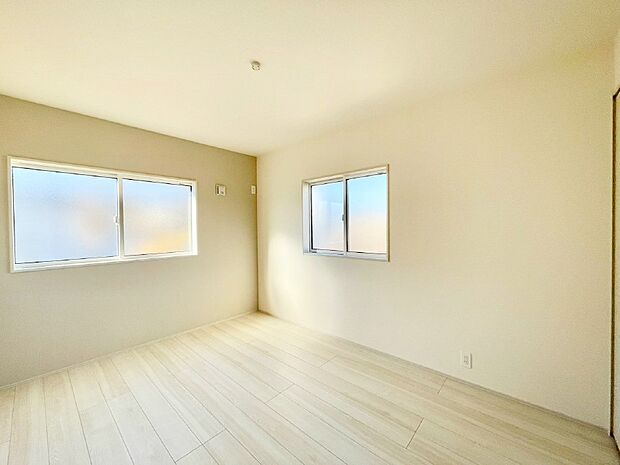 【寝室】２面採光なので、明るく風通しも良く心地良い生活が送れます。