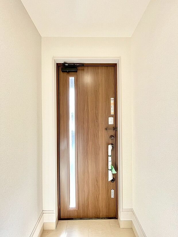 【玄関】ガラススリットの入った玄関ドアが室内に光を届けてくれます