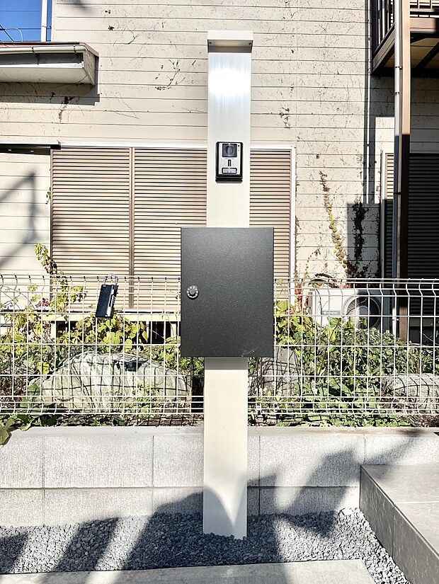 【その他現地】表札・インターホン・ポストをひとつに集約。エントランスになじむシンプルデザイン。