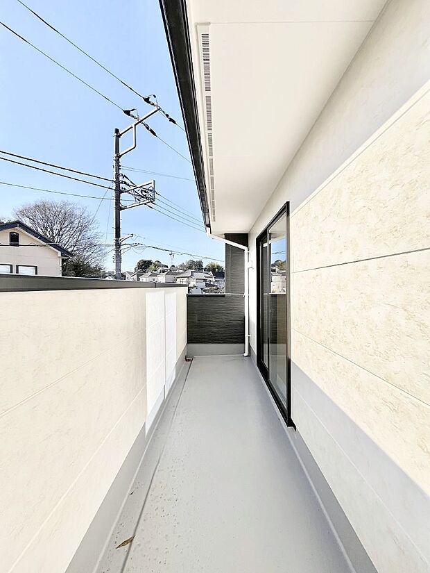 【バルコニー】暖かな陽光が降り注ぐバルコニーはお洗濯におすすめ。爽やかな風も心地よいです。 