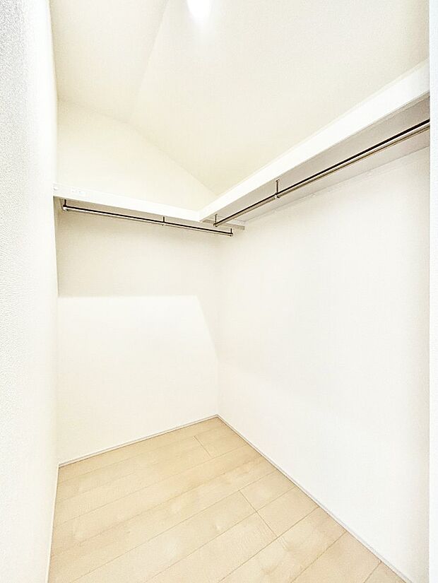 【ウォークインクローゼット】衣類をハンガーに掛けたまま収納できるWIC。衣類の整理整頓がしやすくて便利です！