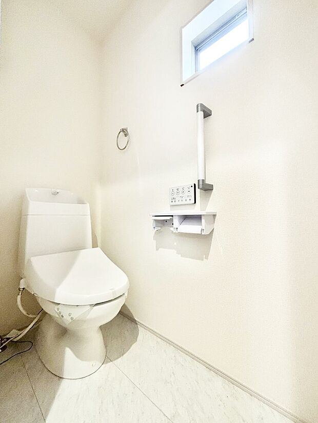 【トイレ】トイレは1階と2階それぞれに配置されていてとても便利です。 