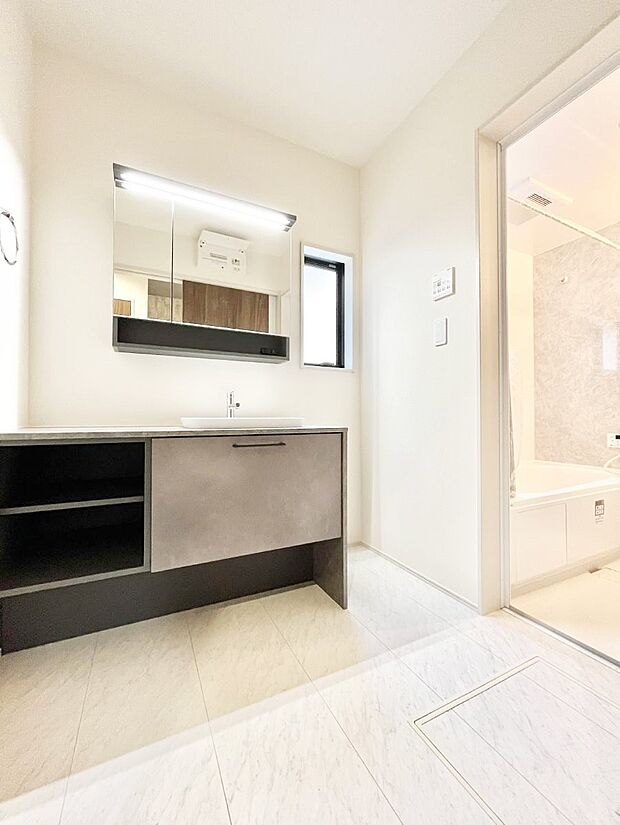 【脱衣場】清潔感ある洗面化粧室で朝の身支度も快適