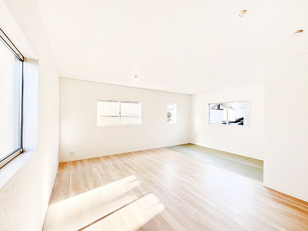 【リビングダイニング】明るい陽光が注ぎ、寛ぎの雰囲気に満たされるリビングダイニング