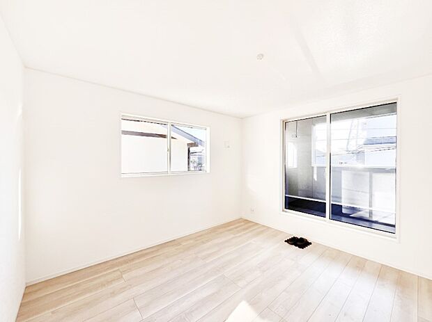 【寝室】バルコニーが明るさと開放感を演出！朝スッキリと目覚められそうですね。