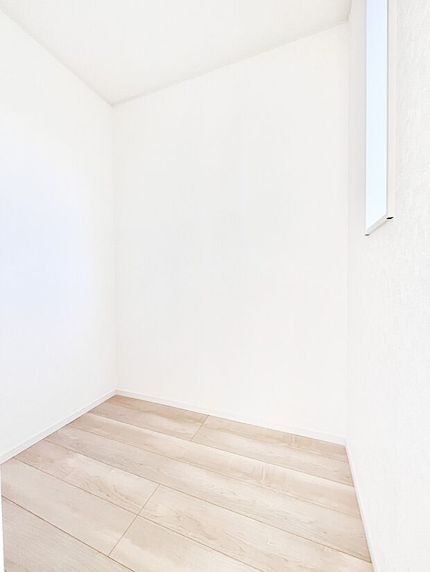 【ウォークインクローゼット】季節の衣類もスッキリ収納！大容量の収納力が魅力的なWIC付きです。