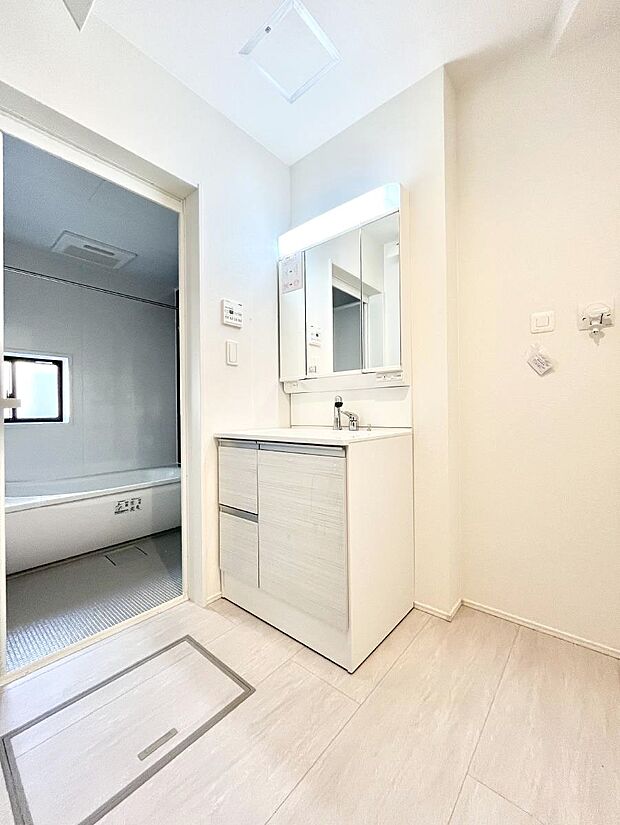 【脱衣場】清潔感のある快適空間です。毎日の身支度も気持ち良くお使い頂けます。 