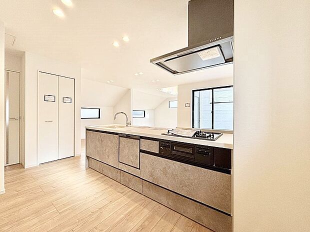 【ダイニングキッチン】カウンター越しにお話しをしながら毎日のお料理をもっと楽しく