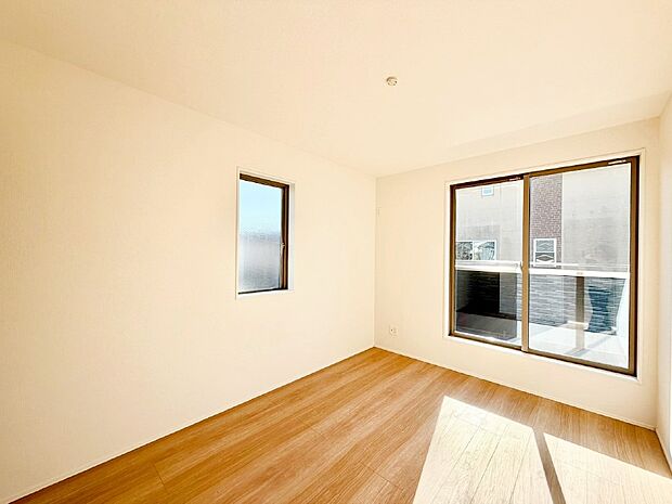 【寝室】明るいバルコニーサイドに洋室を設置。目覚めの良い寝室に。    