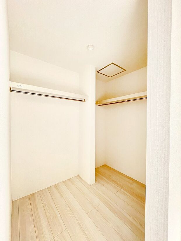 【ウォークインクローゼット】ウォークインクローゼットの活用で生活空間スッキリ　