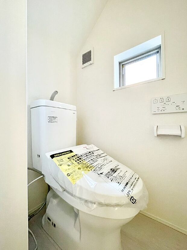 【トイレ】明るく清潔感のあるトイレです。   　