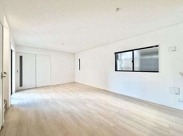 【ダイニング】家族団らんの時間も増えそうなくつろぎのリビングダイニング。