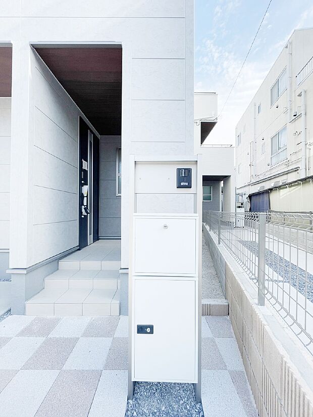 【その他現地】シンプルなデザインのポスト