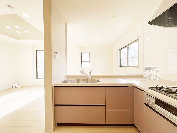 【ダイニングキッチン】料理をしながらご家族との会話を楽しめる対面カウンターキッチン