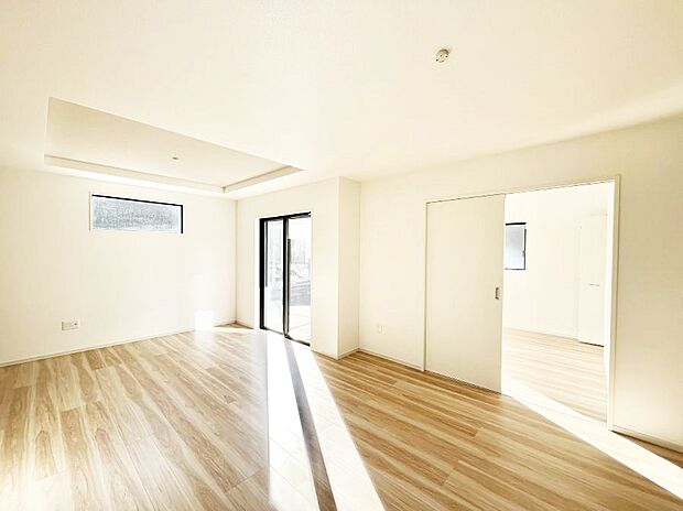 【ダイニング】隣接の洋室を開放すればさらに広々空間に