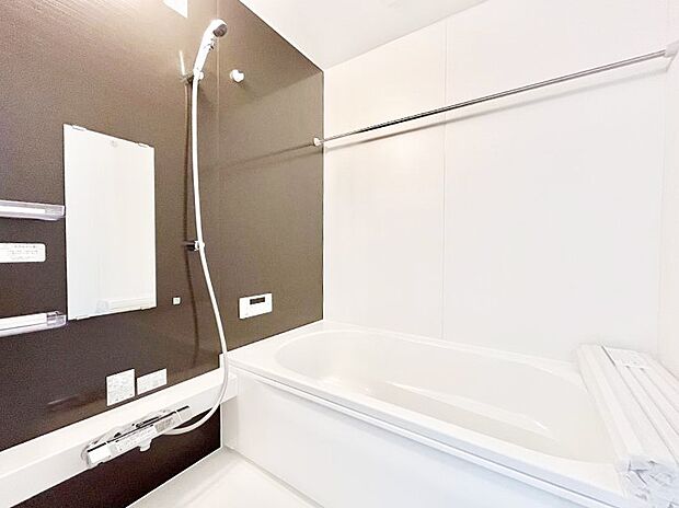 【浴室】一日の疲れを癒してくれる明るい清潔感のあるバスルーム