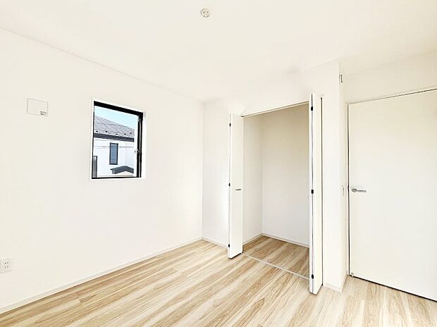 【寝室】収納が充実しているので居住スペースを広々使えます