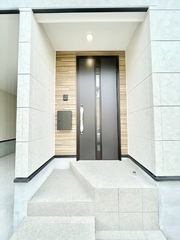 【玄関】玄関前は雨が降っても濡れにくい屋根付き