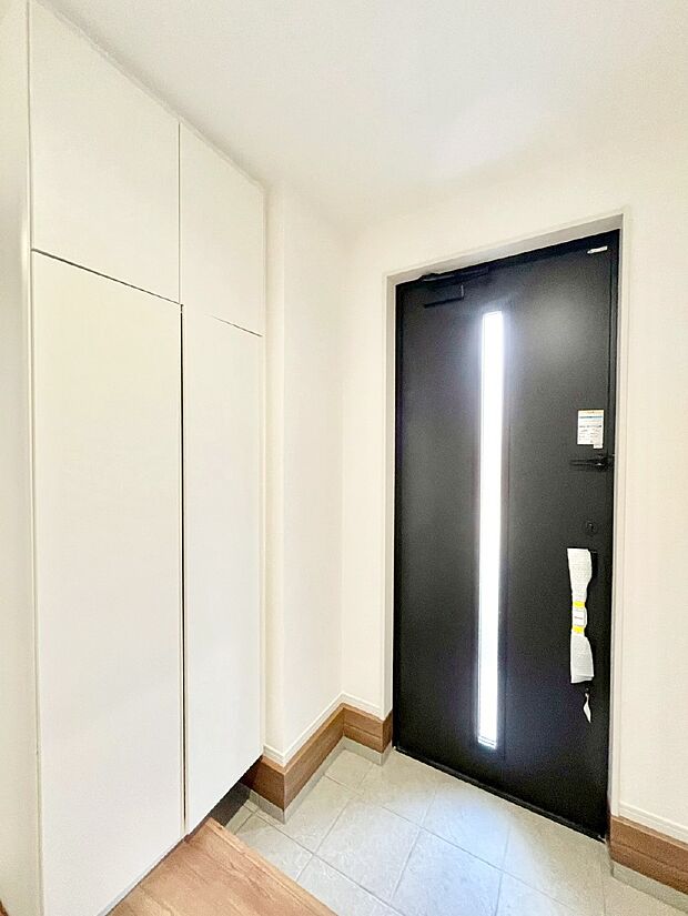 【玄関】ガラススリットの入った玄関ドアが室内に光を届けてくれます　