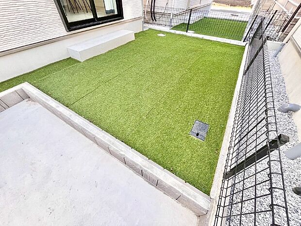 【庭】ガーデニングや家庭菜園も楽しめるお庭付き。