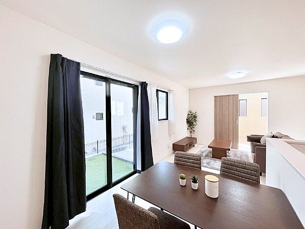 【ダイニング】大きな窓からたっぷりの陽光と風を感じられるリビング  