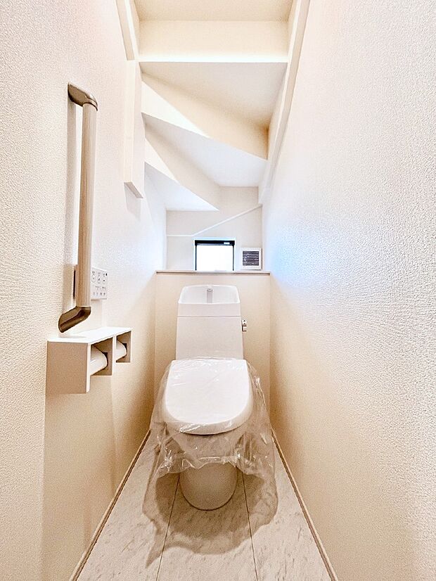 【トイレ】トイレは1階と2階それぞれに配置されていてとても便利です。 