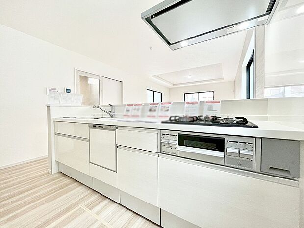 【ダイニングキッチン】リビングで遊ぶお子様を見守りながらお料理ができる対面キッチン。  