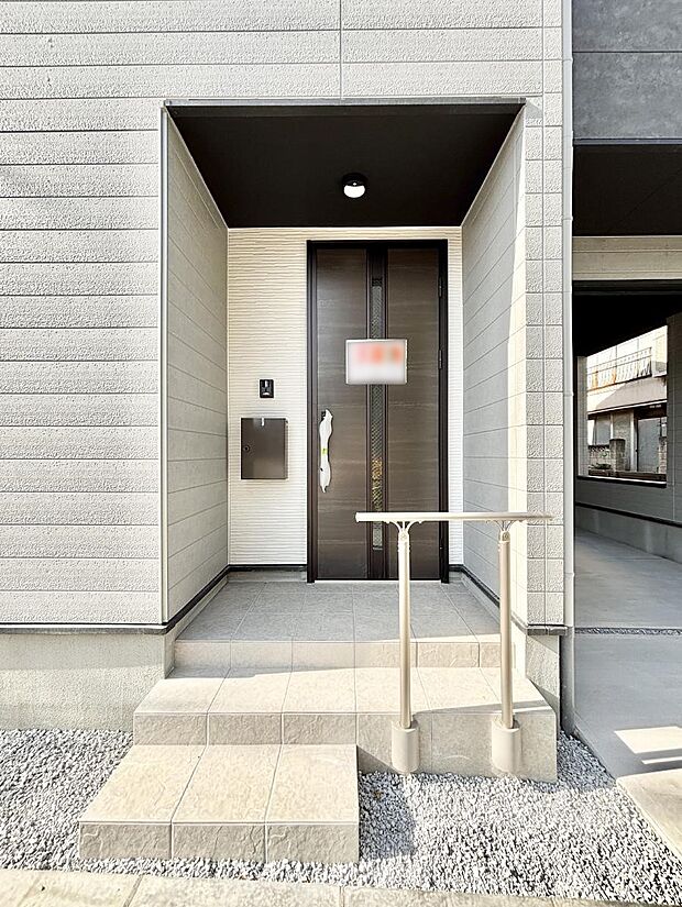 【玄関】玄関前は雨が降っても濡れにくい屋根付き 