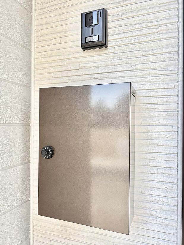 【その他現地】シンプルデザインのポスト。 