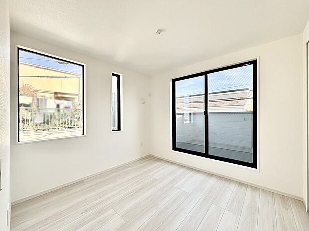 【洋室】バルコニーが開放感をプラスしてくれる洋室