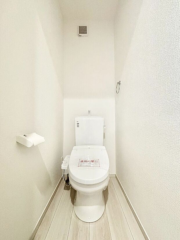 【トイレ】清潔感のある白を基調とした落ち着ける空間 