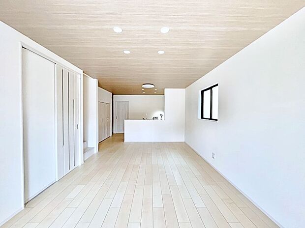 【ダイニング】家族の笑顔が自然と生まれてくる、そんな雰囲気のダイニングに仕上がっています。