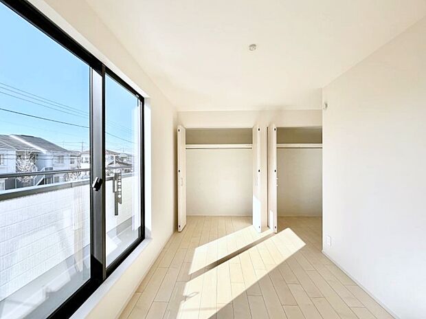 【洋室】バルコニーが開放感をプラスしてくれる洋室