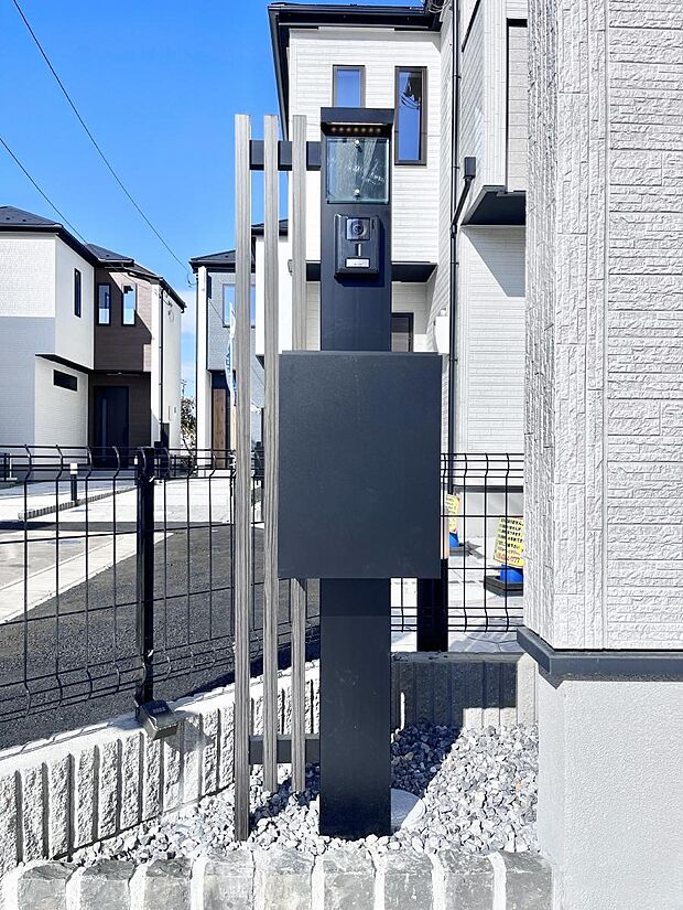 【その他現地】表札・インターホン・ポストをひとつに集約。エントランスになじむシンプルデザイン。