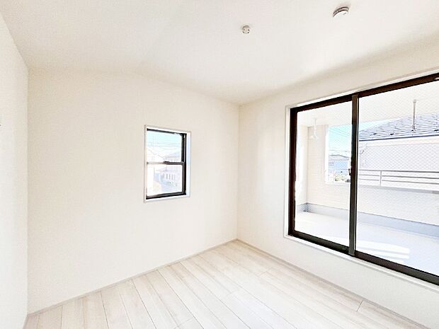 【子供部屋】窓からのやさしい光が心地よいプライベートルーム