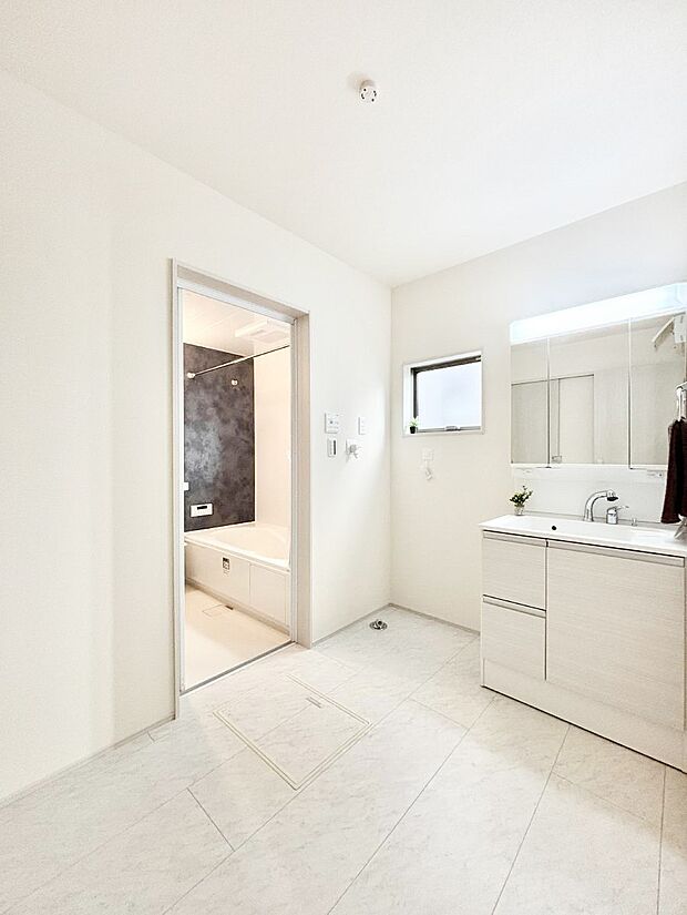 【脱衣場】身支度もスムーズにおこなえる脱衣場      