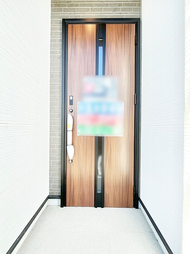 【玄関】住まいの顔を演出する、玄関ドア。