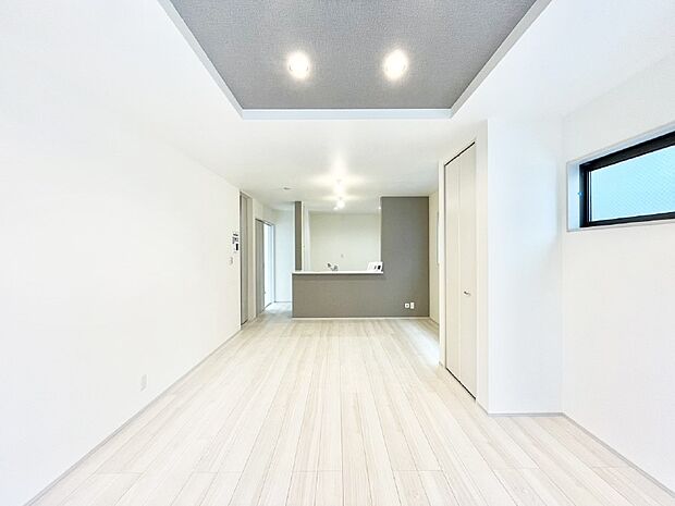 【リビングダイニング】お洒落で開放感のある折り上げ天井を採用したリビングダイニング