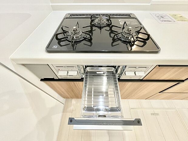 【Ｓｉセンサーコンロ】ガスコンロはＳｉセンサー搭載。火力調節や焦げ付き・消し忘れも防いでくれます。