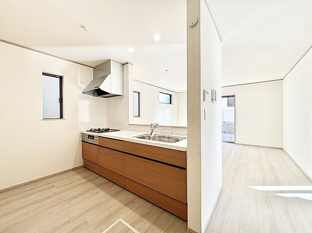 【ダイニングキッチン】料理をしながらご家族との会話を楽しめる対面カウンターキッチン