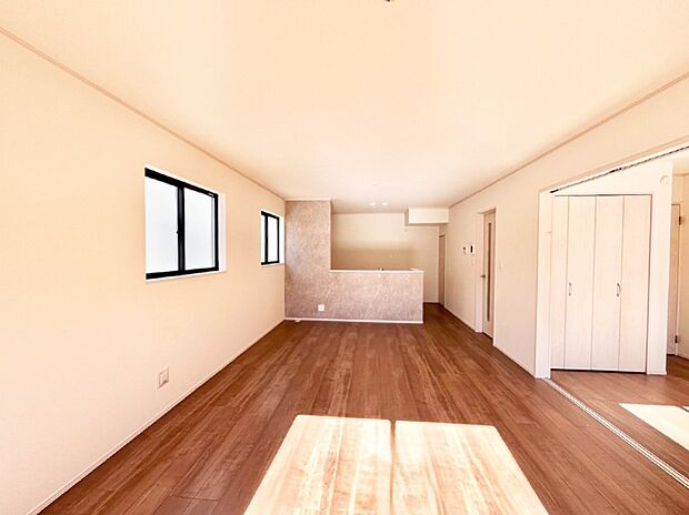 【リビングダイニング】明るい陽光が注ぎ、寛ぎの雰囲気に満たされるリビング・ダイニング。 