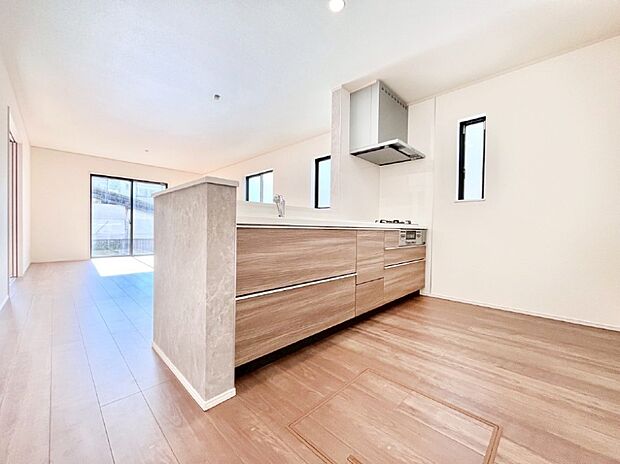 【ダイニングキッチン】料理をしながらでもご家族との会話を楽しめる対面キッチン