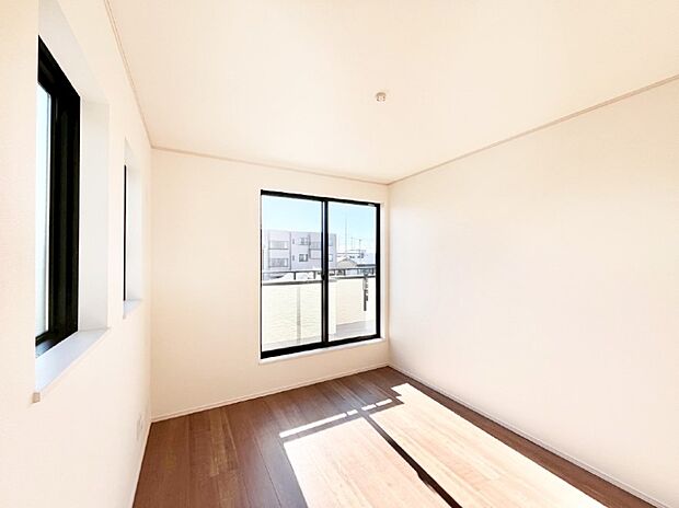 【寝室】明るいバルコニーサイドに洋室を設置。目覚めの良い寝室に。 