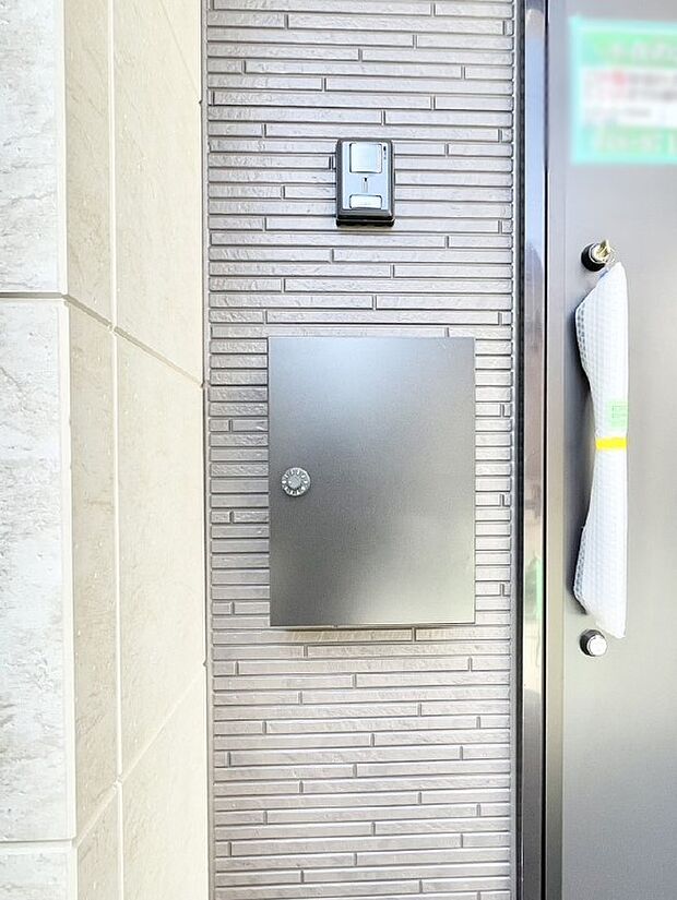 【その他現地】シンプルデザインのポスト。