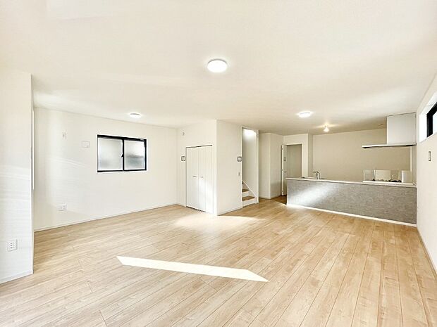 【リビングダイニング】明るい陽光が注ぎ、寛ぎの雰囲気に満たされるリビング・ダイニング。 