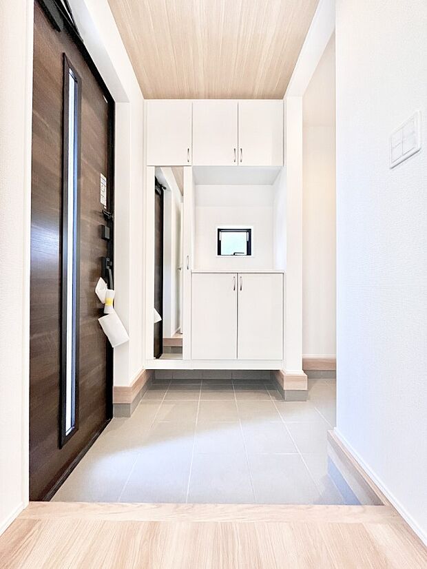 【玄関】明るい陽光が入り込む玄関。ご家族の靴もスッキリ収納できる玄関収納付き！