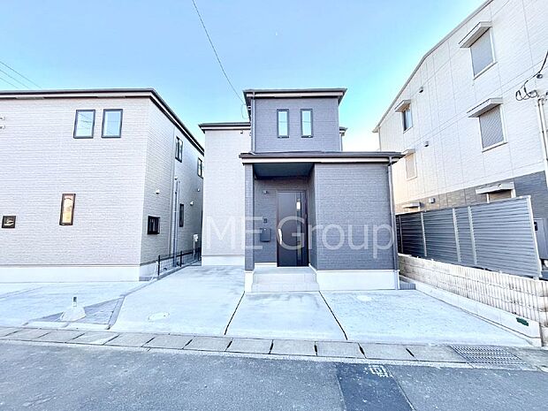 【現地外観写真】洗練された外観、上質な住空間が広がる室内は永く安心して過ごせる住居です。 