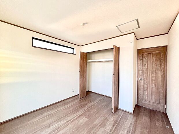 【寝室】収納が充実しているので居住スペースを広々使えます  